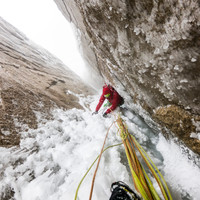 <strong>Stefan klettert in Kamintechnik den Exocet-Gully empor. Der Eisaufbau war bei uns blumig-balkonig </strong>© Timo Moser