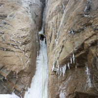 <strong>Timo in der zweiten Seillänge der Exocet. Eisschlag gilt es in dieser Route absolut zu vermeiden, da sich einige Stände unvermeidlich direkt unter dem Vorsteiger befinden </strong>© Stefan Brunner