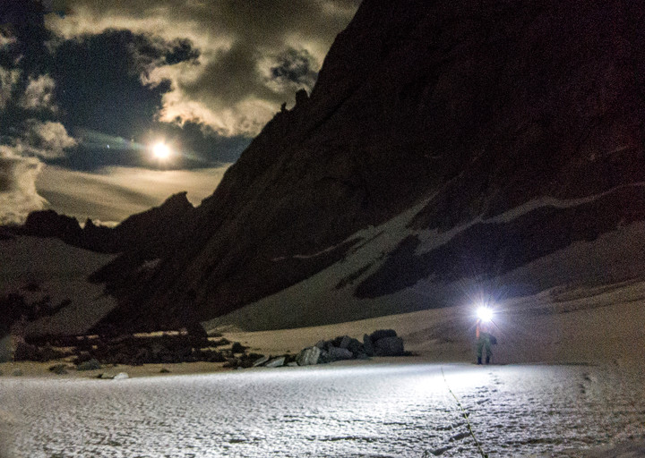 <strong>Nächtlicher Zustieg über den Gletscher zur Supercanaleta. <span>Während des Zustiegs reisst die Wolkendecke auf und der Mond kommt hervor - gewaltig </span></strong><span class=>© Timo Moser</span>