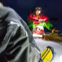 <strong>Erschöpft von der Tour und den bescheidenen Verhältnissen machen wir am Gletscher Pause und kochen uns einen Teewasser</strong>