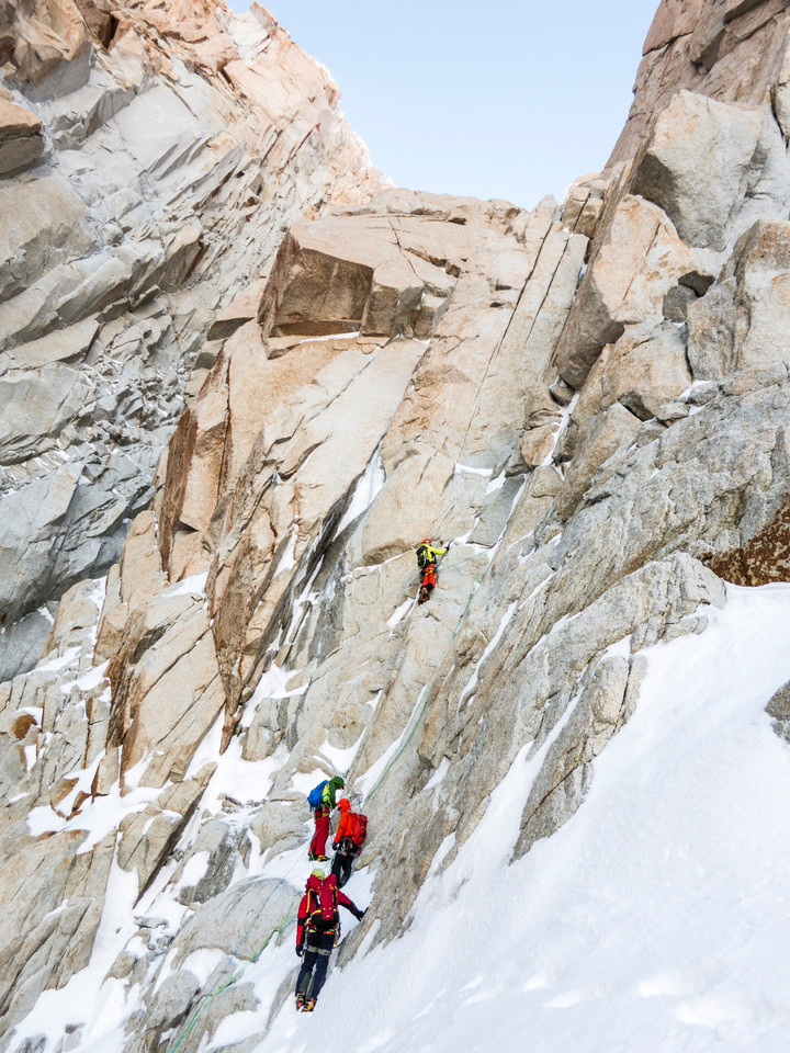 <strong>Roli in der ersten anspruchsvollen Mixedlänge nach dem 1200 m langen Eisschlauch am <span>Bloque Empotrado<span> </span></span></strong><span class=>© Timo Moser</span>