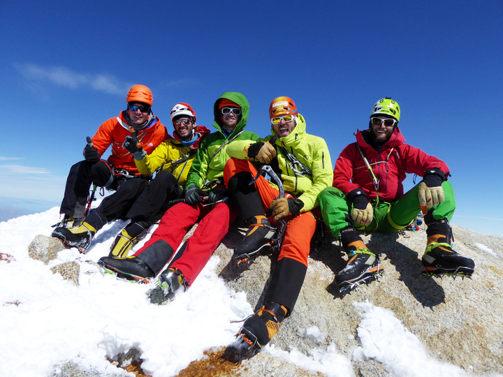 <strong><strong><span>Unser gemütlichster Gipfeltag dieser Reise - windstill und sonnig. </span>Sepp, Timo, Peter, Roli und Stefan am Fitz Roy </strong> </strong>© Sepp Inhöger