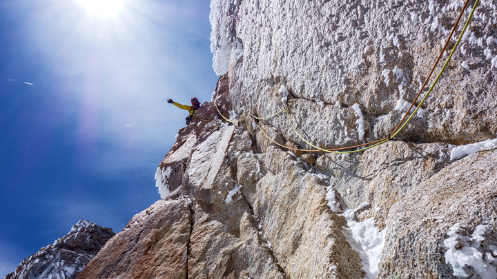 <strong><strong>Timo hat die letzte Seillänge gemeistert, nach einmaligem Abseilen ist es zum Gipfel nur mehr Gehgelände </strong> </strong>© Stefan Brunner