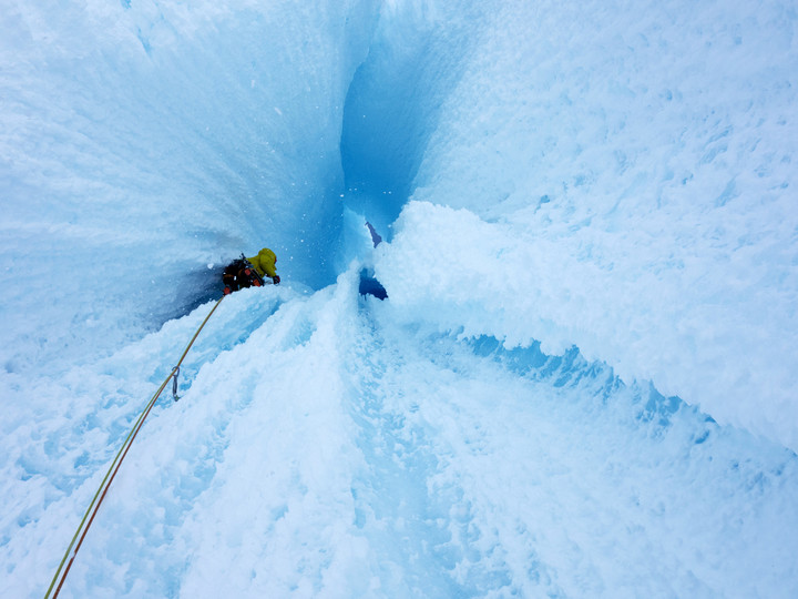 <strong>Einzigartige Kletterei durch den Eistunnel im oberen Drittel der Ragni Route am Cerro Torre. Wie in einem Eisklettertraum - natürlich geformte Eiskanäle aus blauem, kompakten Eis<strong> </strong></strong>© Stefan Brunner</p>
<p>