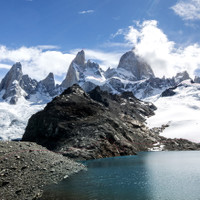 </p> <p><strong>Lago de los Tres mit dem rot eingezeichneten Zustiegs- bzw. Routenverlauf (strichliert ist wenn der Weg verdeckt ist)<span> </span></strong><span class=>© Timo Moser</span></p> <p>