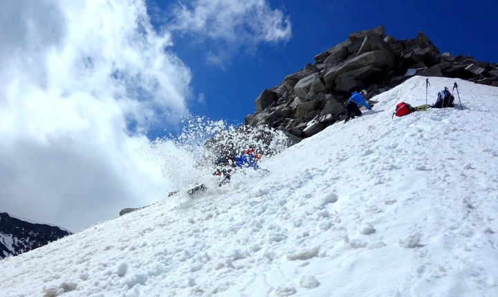 <strong>Bergsteiger übt das rutschen bzw. das Bremsen auf einem Firnfeld im Gebirge mit und ohne Pickel in der Hand</strong> <span class=>© Christoph Puggl</span>