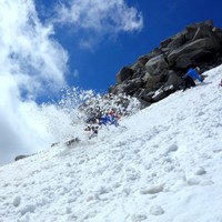 <strong>Bergsteiger übt das rutschen bzw. das Bremsen auf einem Firnfeld im Gebirge mit und ohne Pickel in der Hand</strong> <span class=>© Christoph Puggl</span>
