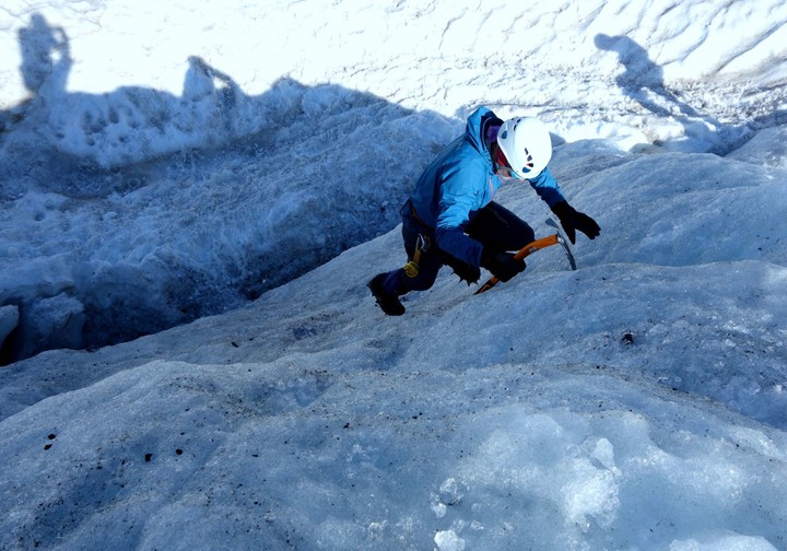 <strong>Eiskletterer steigt über einen Eisaufschwung mit einem Pickel und der Frontalzackentechnik - Ankertechnik empor </strong><span class=>© Christoph Puggl</span>