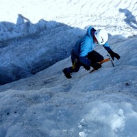 <strong>Eiskletterer steigt über einen Eisaufschwung mit einem Pickel und der Frontalzackentechnik - Ankertechnik empor </strong><span class=>© Christoph Puggl</span>