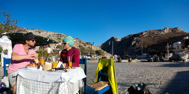 <strong>Lisa und Christoph genießen das griechische Essen in einem gemütlichen kleinen Restaurants bei den letzten Sonnenstrahlen des Tages </strong>© Timo Moser