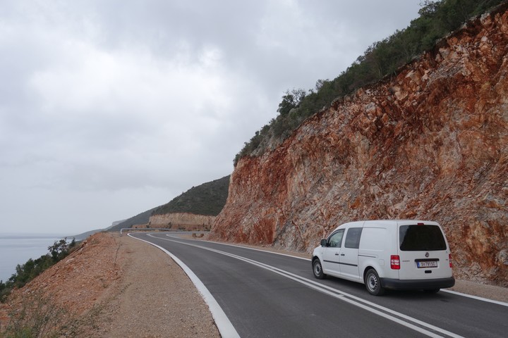 <strong>Neue Küstenstraße nach Kyparissi </strong><span class=>© Felix Autor</span>