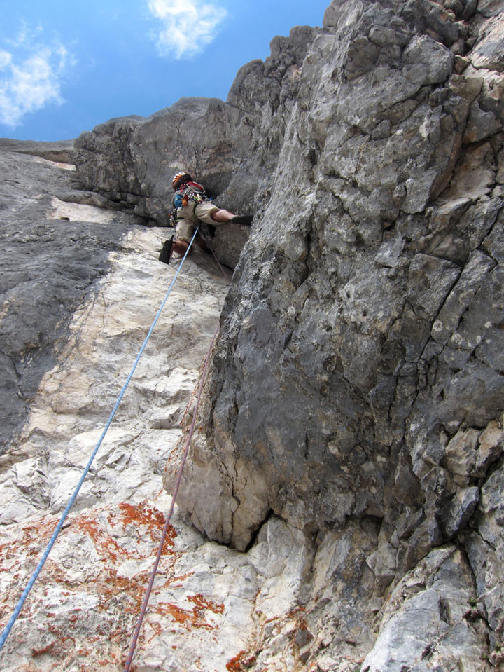 <span><strong>Zweite Seillänge, Dachquergang mit super Griffe</strong> <span class=>© Timo Moser</span> </span>