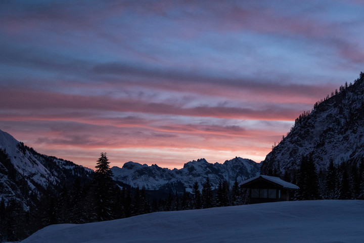 <span><strong>Sonnenaufgang über dem Gosaukamm vom Lammertal aus gesehen.</strong> </span><span class=>© Timo Moser</span><span> </span>