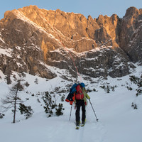 <strong>Skizustieg ins Gamsmutterkar mit den letzten Sonnenstrahlen in der Gamsmutterwand für diesen Tag.</strong> <span class=>© Timo Moser</span>