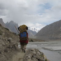 <span><strong>Unglaublich was die Träger schleppen und leisten, im Hintergrund der Baltoro Gletscher</strong> <span class=>© Timo Moser</span> </span>