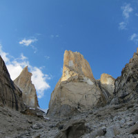 <span><strong>Links Monk, mitte Trango Tower und rechts anfang vom Great Trango </strong><span class=>© Timo Moser</span></span>