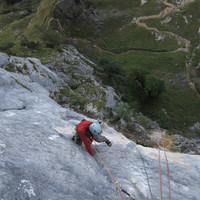 <span><strong>Zweite Seillänge quert immer leicht links</strong> <span class=>© Timo Moser</span> </span>