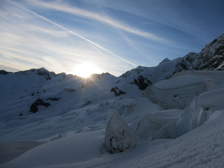 <span><strong>Sonnenstrahlen und Gletscherbruch im oberen Bereich</strong> <span class=>© Timo Moser</span></span>