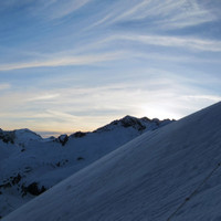 <span><strong>Bergsteiger mit Sonnenaufgang über dem Hinteren Maurerkeeskopf</strong> <span class=>© Timo Moser</span><br /></span>