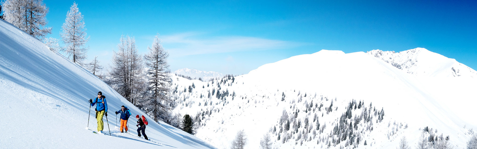 Skitourengeher im Aufstieg bei Sonnenschein