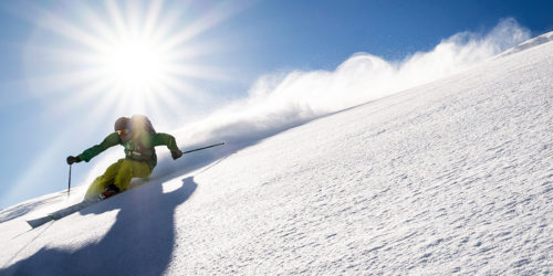 Freerider am Arlberg bei Abfahrt mit Sonnenschein