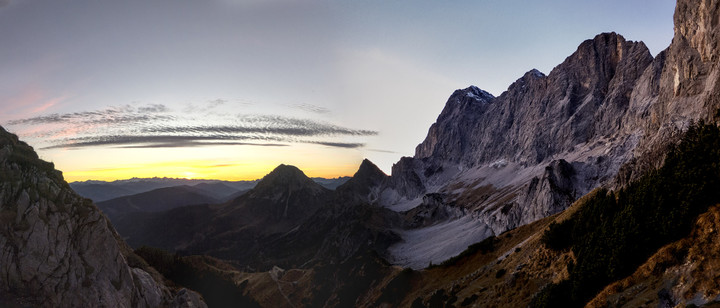 <strong>Rückweg unter der Dachstein Südwand im goldenen Abendlicht mit einem </strong><span><strong>letzten aber gemeinen Gegenanstieg</strong> </span><span><span class=>© Timo Moser</span></span>