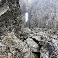 Grausig nass und kalt beim Felsenfenster - Windlegergrat Mitte