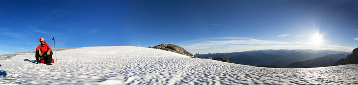 <strong>Über glücklich sitze ich nach 10 h Gratkletterei bei Nachmittagsstimmung, Absturzsicher am flachen Gletscher und genieße den Moment</strong><span><span> </span></span><span><span class=>© Timo Moser</span></span>