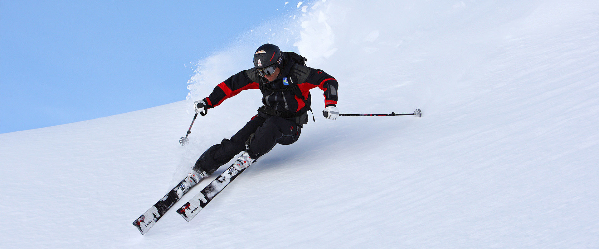 Hannes Rottensteiner beim Variantenskifahren in der alpinen Grundposition des Skilaufs