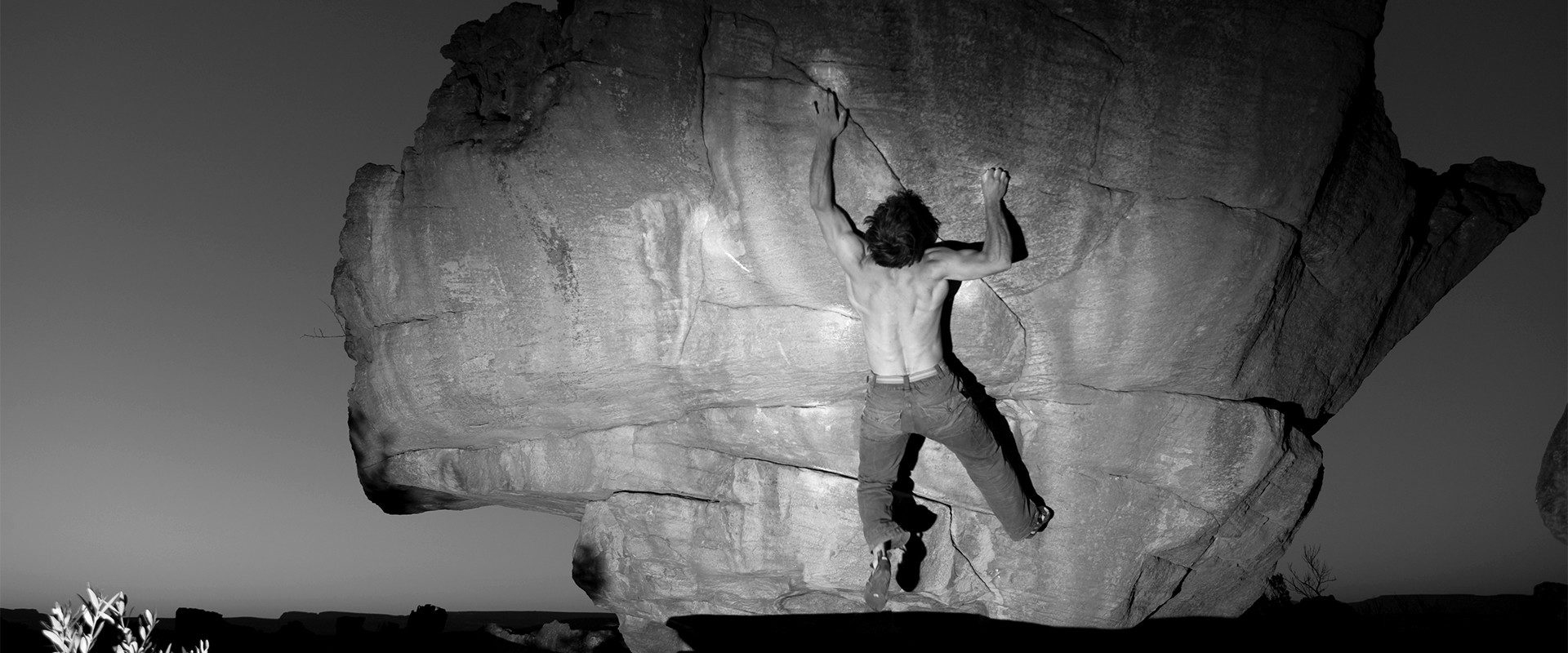 Hannes Rottensteiner beim bouldern an einem Block mit Sprung