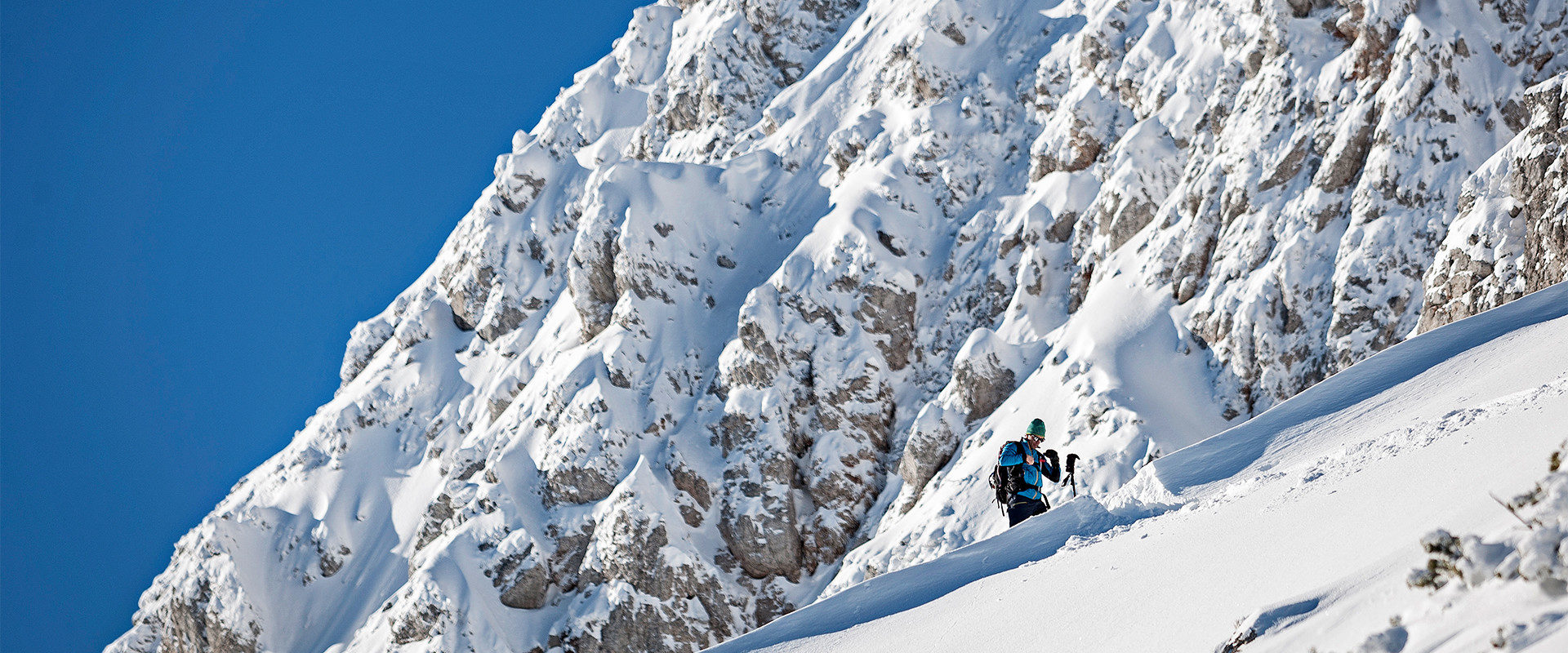 Hannes Rottensteiner beim Skitourengehen im Gebirge