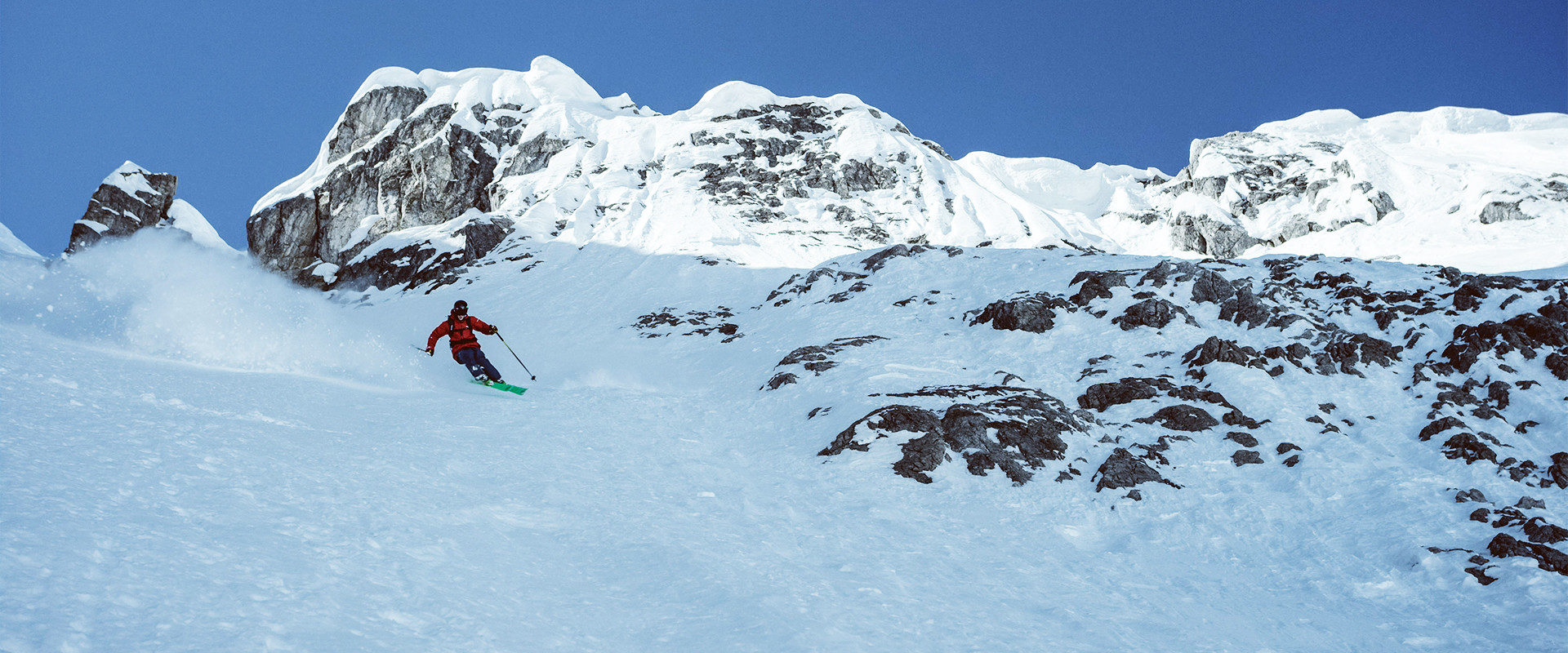 Björn Heregger bei einer anspruchsvollen Steilwandbefahrung in felsdurchsetzter Schneeflanke