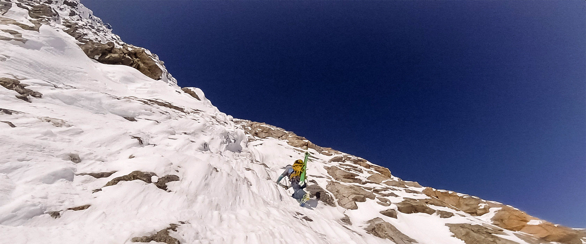 Björn Heregger bei einer anspruchsvollen Steilwandbefahrung in felsdurchsetzter Schneeflanke im Aufstieg