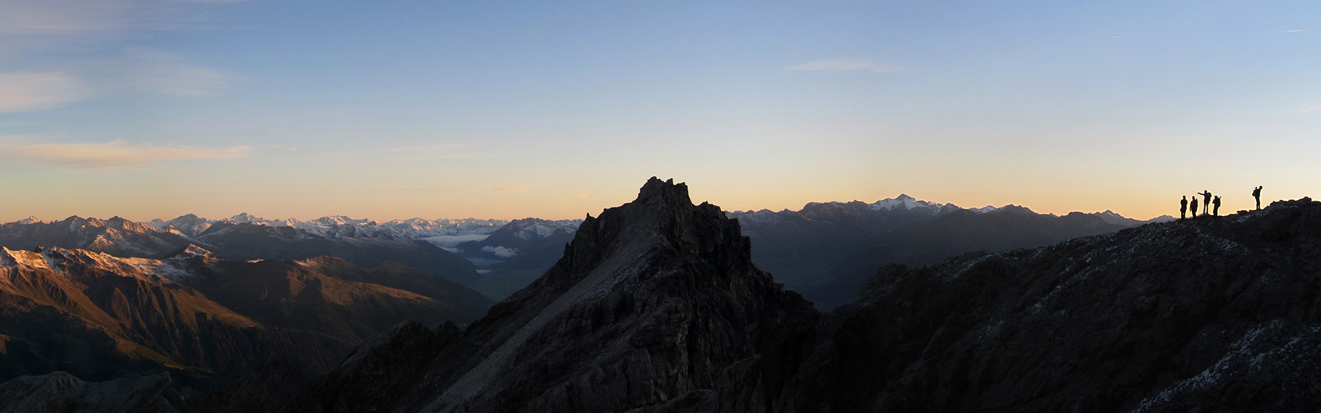 Bergsteiger im Morgengrauen in Richtung Gipfel