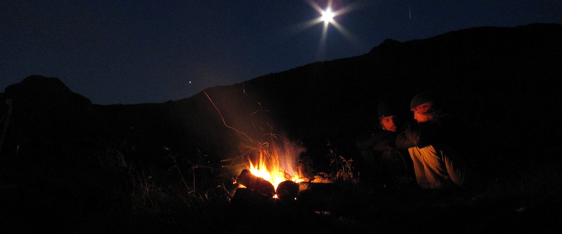 Lagerfeuer Erlebnis mit Mond und Natur