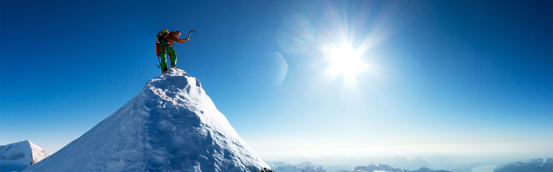 Bergsteiger auf schneebedecktem Gipfel