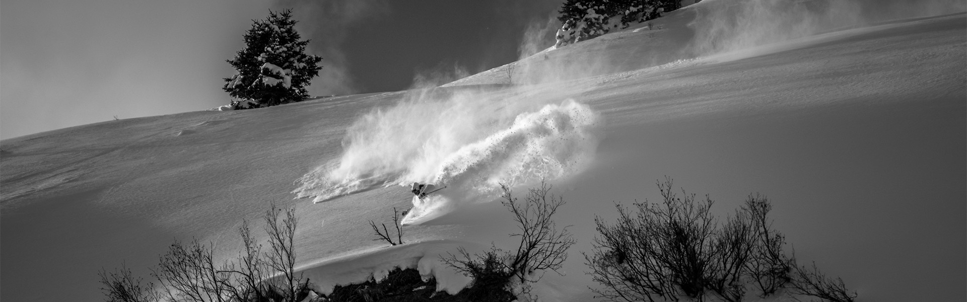 Freerider bei Abfahrt in tiefverschneiter Winterlandschaft