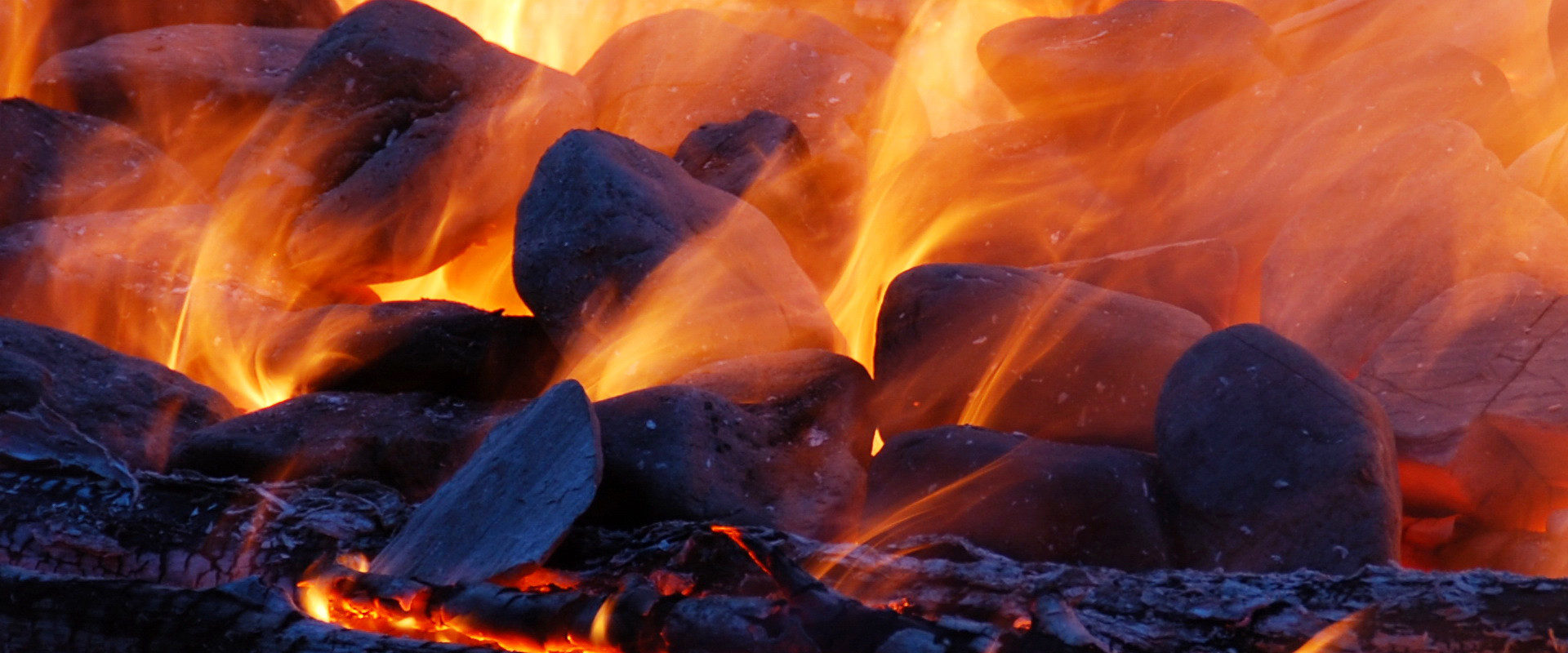 Flammen, Glut und Kohlen die Ur-Elemente des Feuers