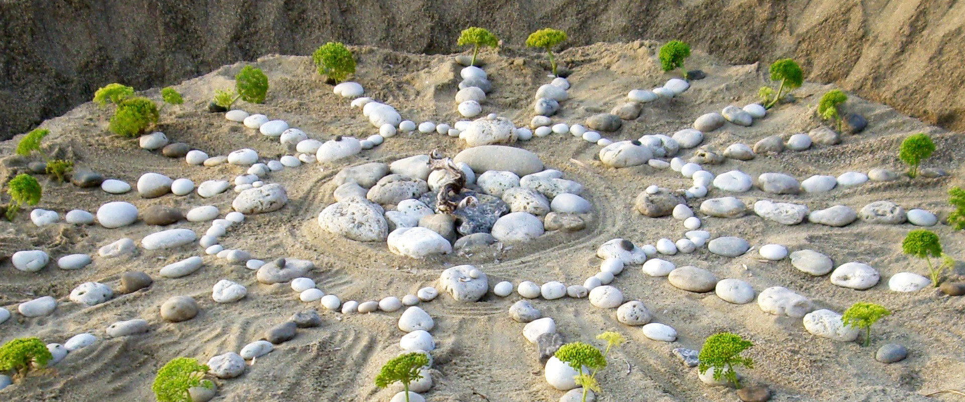 Hansjörg Lindenthaler baut ein Steinmandala - Landart mit natürlichen Materialien.