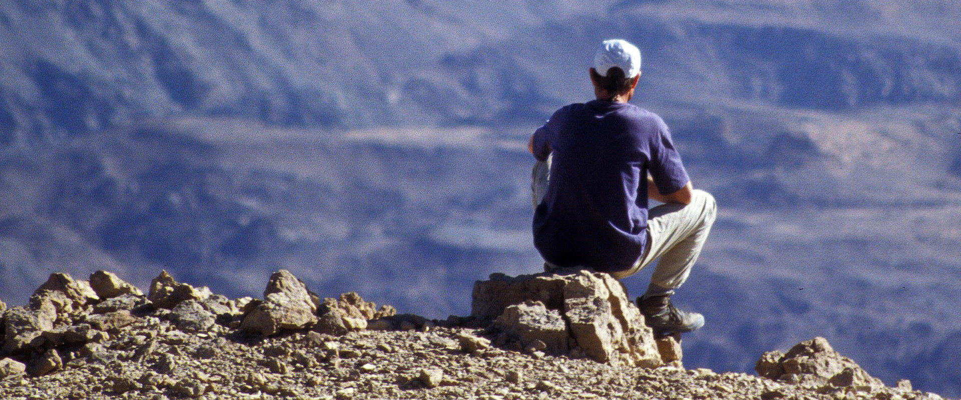 Hansjörg Lindenthaler Rastet auf einem Stein in Sinai und genießt die Ferne der Landschaft.