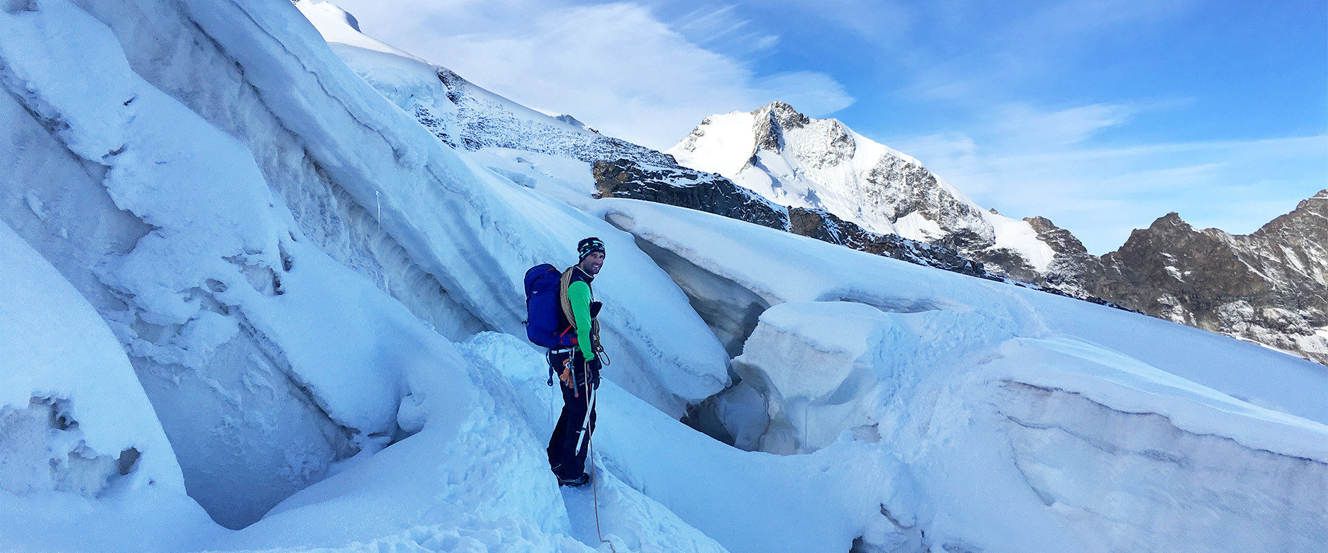 Andreas Widauer beim Überqueren einer Gletscherspalte bei einer Hochtour in den Westalpen