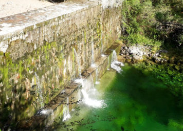 Thumbnail http://Staumauer%20mit%20glasklarem%20Wasser