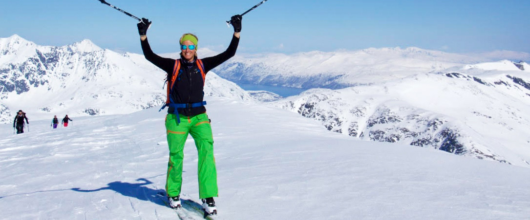 Skiführerin Maria Kirchner bei einer Skitour in Meeresnähe in den Lyngenalps in Norwegen