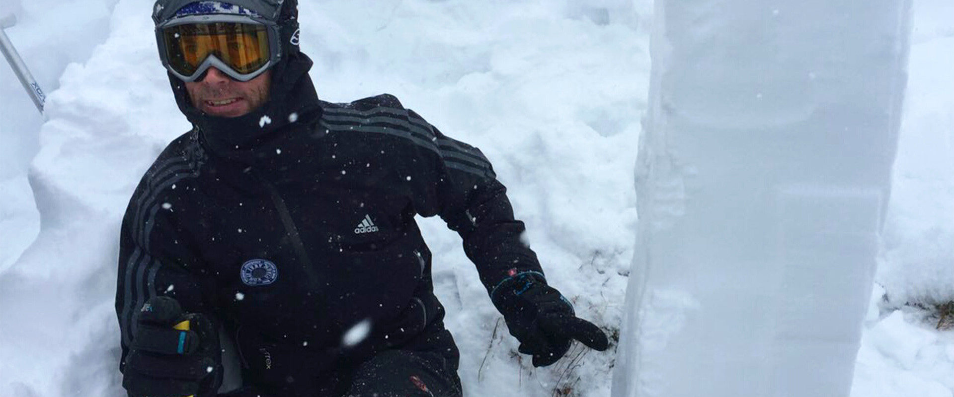 Martin erklärt die Schneedeckenanalyse anhand eines Säulentests auf dem Skitourenkurs Basis von Freiluftleben.