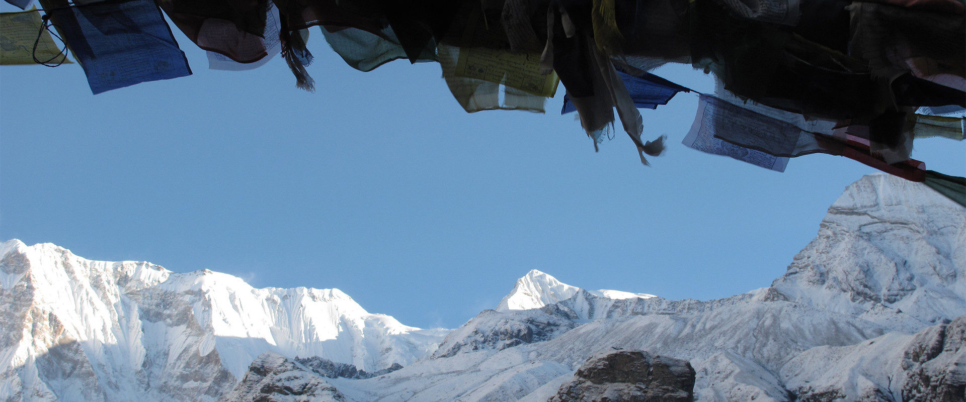 Silvana Steinhöfel Blickt durch die Gebetsfahnen auf die Gipfelriesen des Himalaya