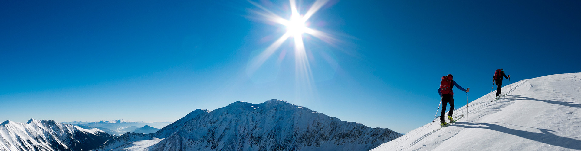Zwei Skitourengeher im Aufstieg in verschneiter Winterlandschaft