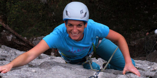 Kletterin beim outdoor klettern am Fels