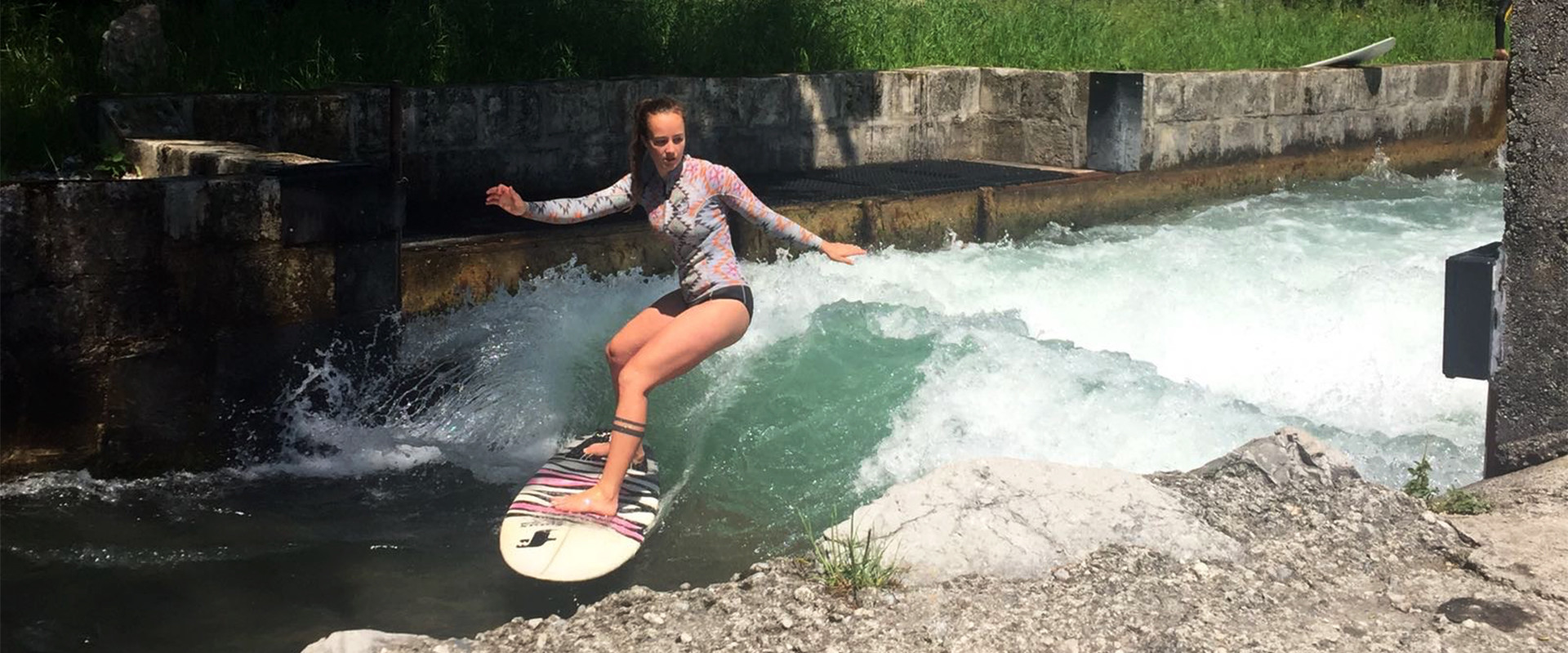 Stefanie Schider surft am Almkanal in Salzburg - Riversurfen in der Stadt