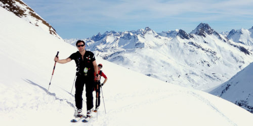 Zwei Skitourengeher im Aufstieg