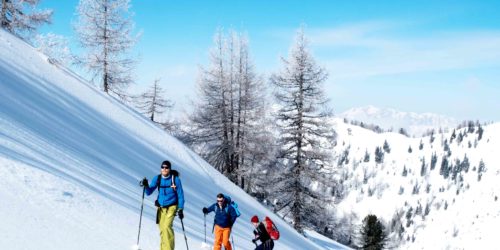 Skitourengeher im Aufstieg bei Sonnenschein